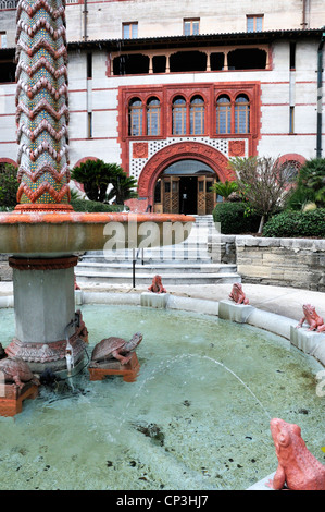 Brunnen vor dem Eingang zum Hauptgebäude des Flagler College, St. Augustine, Florida Stockfoto