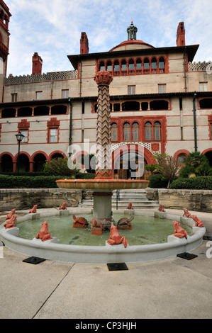 Brunnen vor dem Eingang zum Hauptgebäude des Flagler College, St. Augustine, Florida Stockfoto