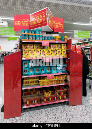 Gebackene Bohnen auf dem Point Of Sale Display In einem Supermarkt Surrey England Stockfoto