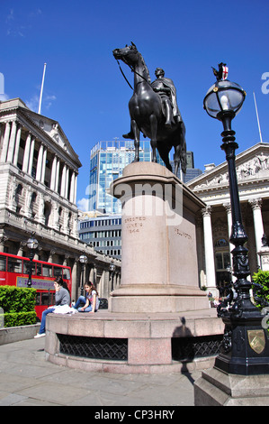 Statue des Herzogs von Wellington und der Bank of England, Threadneedle Street, City of London, London, England, Vereinigtes Königreich Stockfoto