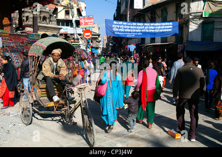 Warten auf eine Fahrt in Thamel in Kathmandu Stockfoto