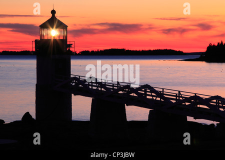 Foto von Marshall Point Light und Pier bei Sonnenuntergang Stockfoto