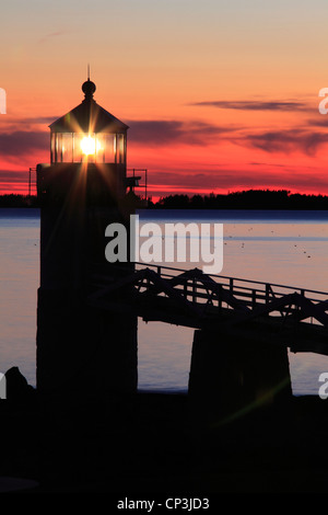 Foto von Marshall Point Light und Pier bei Sonnenuntergang Stockfoto