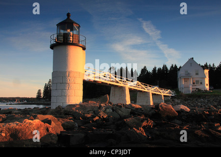 Foto von Marshall Point Light und Pier bei Sonnenuntergang Stockfoto