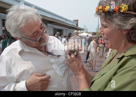 Eine Shopper liebt ein neues Baby-Häschen auf dem Bauernmarkt in Santa Fe. Stockfoto