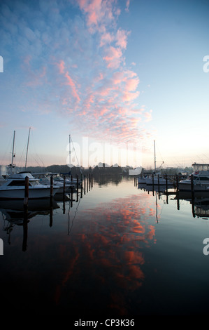 Wassersportler Boote angedockt an der Mündung des Flusses Patuxent an der Chesapeake Bay Stockfoto