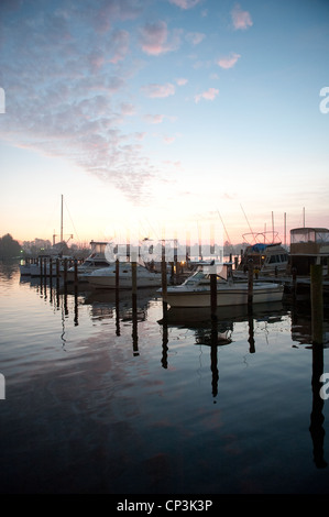 Wassersportler Boote angedockt an der Mündung des Flusses Patuxent an der Chesapeake Bay Stockfoto