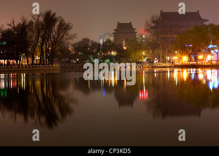 Houhai See in der Nacht mit Trommel- und Glockenturm Peking, China Stockfoto