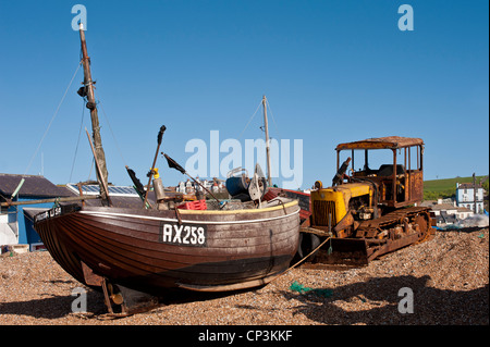 HASTINGS, EAST SUSSEX, Großbritannien - 30. APRIL 2012: Fischerboot am Stade Beach Stockfoto