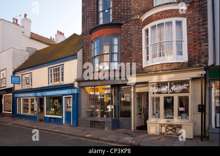 HASTINGS, EAST SUSSEX, Großbritannien - 30. APRIL 2012: Geschäfte in der High Street in der Altstadt Stockfoto