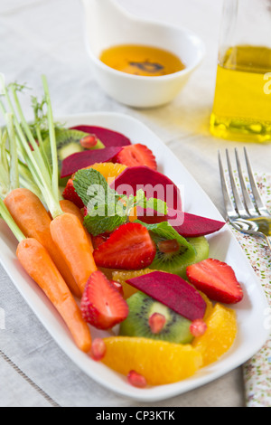 Super Salat [Erdbeere, Kiwi, rote Beete, Orange] Stockfoto