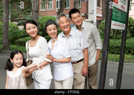 Chinesische Familie an Bushaltestelle Stockfoto