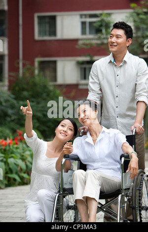 Junge Chinesen zu zweit mit senior Mutter Stockfoto