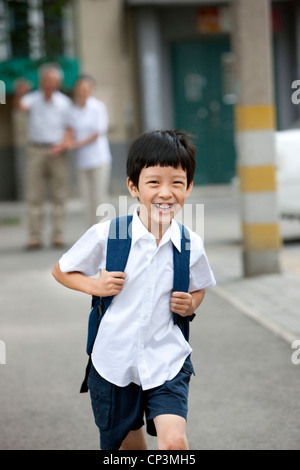 Chinesische Schüler bei den Großeltern im Hintergrund Stockfoto