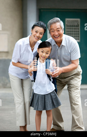 Chinesische Schulmädchen mit Großeltern Stockfoto