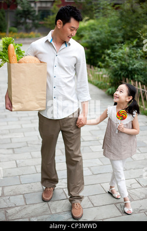 Chinesischen Vater und Tochter mit Lebensmitteln Stockfoto