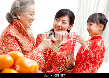 Familie feiert Chinesisches Neujahr Stockfoto