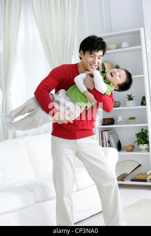 Chinesischen Vater mit Sohn spielen Stockfoto