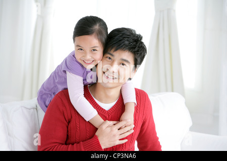 Chinesische Tochter Vater von hinten umarmen Stockfoto