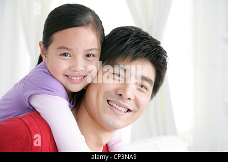 Chinesische Tochter Vater von hinten umarmen Stockfoto