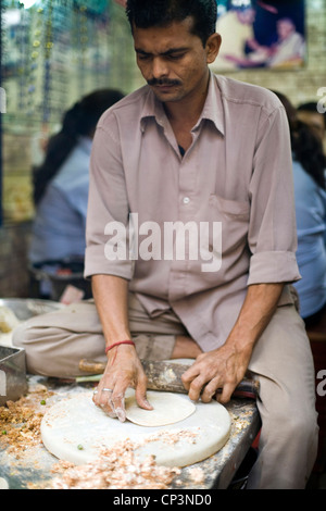 Ein Mann, der im Restaurant Parawthe Wala Paratha in Old Delhi Stockfoto