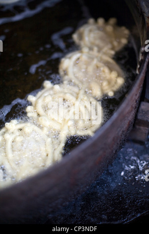 Jalebis Braten in Öl an der alten und berühmten Jalebi Wala (an der Ecke Dariba Kalan und Chandni Stockfoto