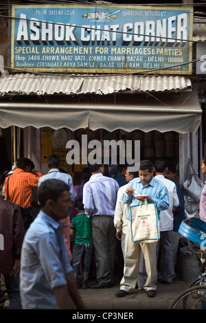 Ein Mann isst, Straße an der Ashok Chat Ecke im Chawri Bazar, Old Delhi Indien Stockfoto