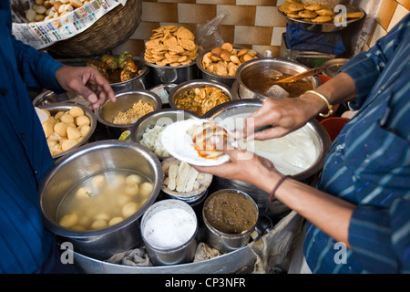 Ein Mann macht verschiedene Arten von Chat (street Food-Snacks) an der Ashok Chat Ecke im Chawri Bazar, Old Delhi Indien Stockfoto