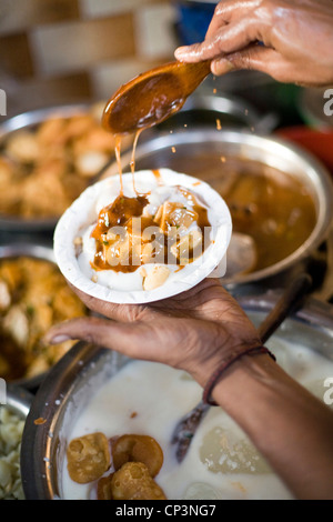 Ein Mann macht verschiedene Arten von Chat (street Food-Snacks) an der Ashok Chat Ecke im Chawri Bazar, Old Delhi Indien Stockfoto