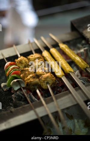 Ein Koch bereitet frische Döner Karims Restaurant, Delhi, Indien Stockfoto