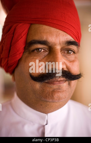 Ein Turban Guard im City Palace, Jaipur, Indien das Stadtschloss ist ein Komplex von Palästen in zentralen Jaipur gebaut zwischen 1729 Stockfoto