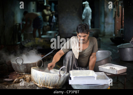 Ein Mann, der Paneer in den Gassen von einem Basar von Jaipur, Jaipur, Indien Stockfoto