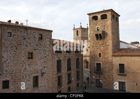 Eine Ansicht von Santa María Kathedrale von Plaza de San Jorge in der alten Stadt Cáceres, Extremadura, Spanien Stockfoto