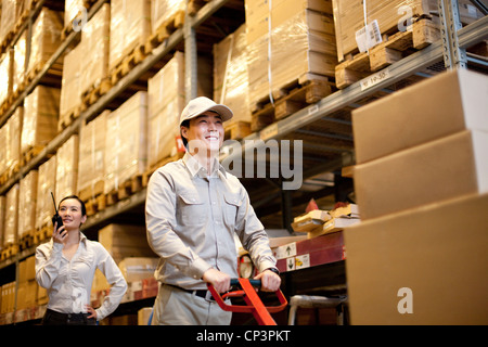 Männliche chinesische Lager mit chinesischen Geschäftsfrau im Hintergrund Stockfoto