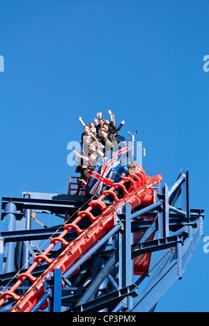 Leute an der Spitze von The Big One, Blackpool Pleasure Beach, Lancashire, England, UK Stockfoto