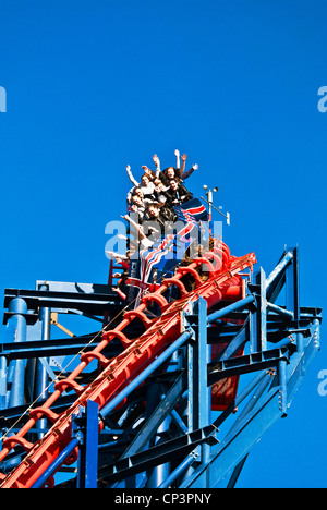 Leute an der Spitze von The Big One, Blackpool Pleasure Beach, Lancashire, England, UK Stockfoto