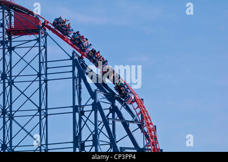 Eine Zugfahrt von The Big One in Blackpool Pleasure Beach, Lancashire, England, UK Stockfoto