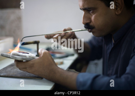 Ein Arbeiter feinen Schmuck im Palazzo Gem Jaipurs vor allem Juweliere, Jaipur, Indien Stockfoto