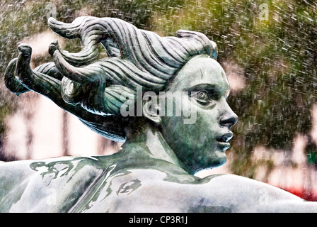 Eine Abbildung eines Brunnens Skulpturen in Trafalgar Square, London, England, UK Stockfoto