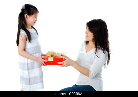 Kleine Asiatin Arme hält eine schöne verpackt vorhanden. Stockfoto