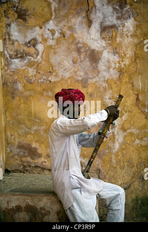 Rajasthani Zigeunermusiker Melodien seiner Ravanhatta (Violine) innerhalb der Amer Fort in Jaipur, Rajasthan, Indien Stockfoto
