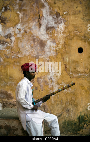 Rajasthani Zigeunermusiker Melodien seiner Ravanhatta (Violine) innerhalb der Amer Fort in Jaipur, Rajasthan, Indien Stockfoto