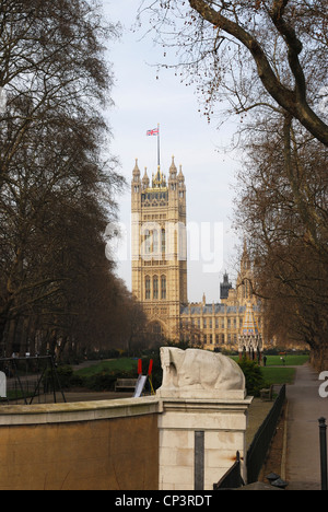 Houses of Parliament. Westminster-Palast betrachtet von der Victoria Tower Gardens. London. England Stockfoto