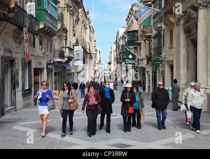 Menschen gehen auf der Republic Street, Valletta, Malta, in Südeuropa. Stockfoto