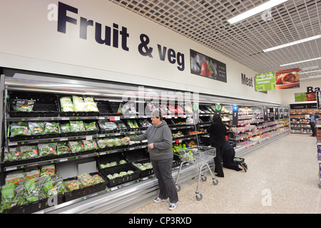 Frau einkaufen in einem Supermarkt Obst und Gemüse Gang. Stockfoto