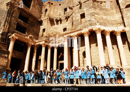 Syrien Bosra, Altstadt (Weltkulturerbe der UNESCO, 1980). Römische Theater des zweiten Jahrhunderts n. Chr., bevor Kinder Wand inszenieren Stockfoto