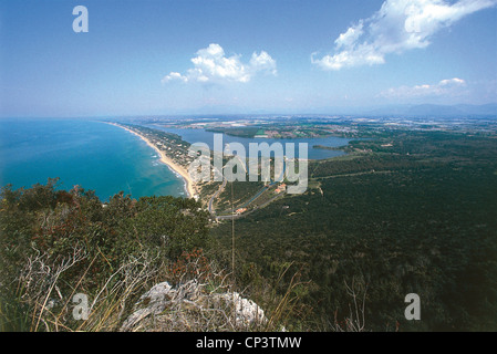 Lazio - Parco Nazionale del Circeo. Das Meer, die Dünen, die See Paola und der Pontinischen Ebene Stockfoto