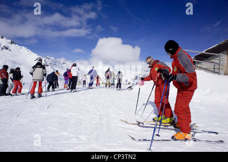 Piemont - Claviere (TO) - Skifahrer auf der Spur Stockfoto