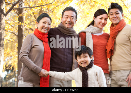 Outdoor-Familienbild im Herbst Stockfoto