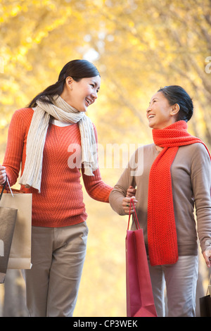 Mutter mit erwachsenen Tochter shoppen im Herbst Stockfoto